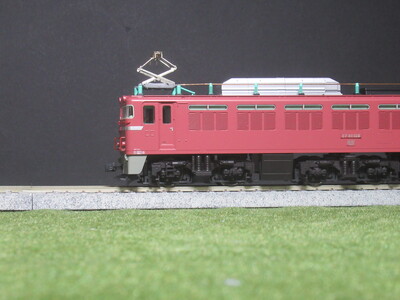 線路上のKATO EF81